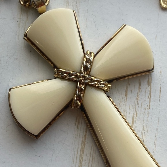 Vintage Avon Juliet Cross Pendant Necklace - Picture 4 of 10